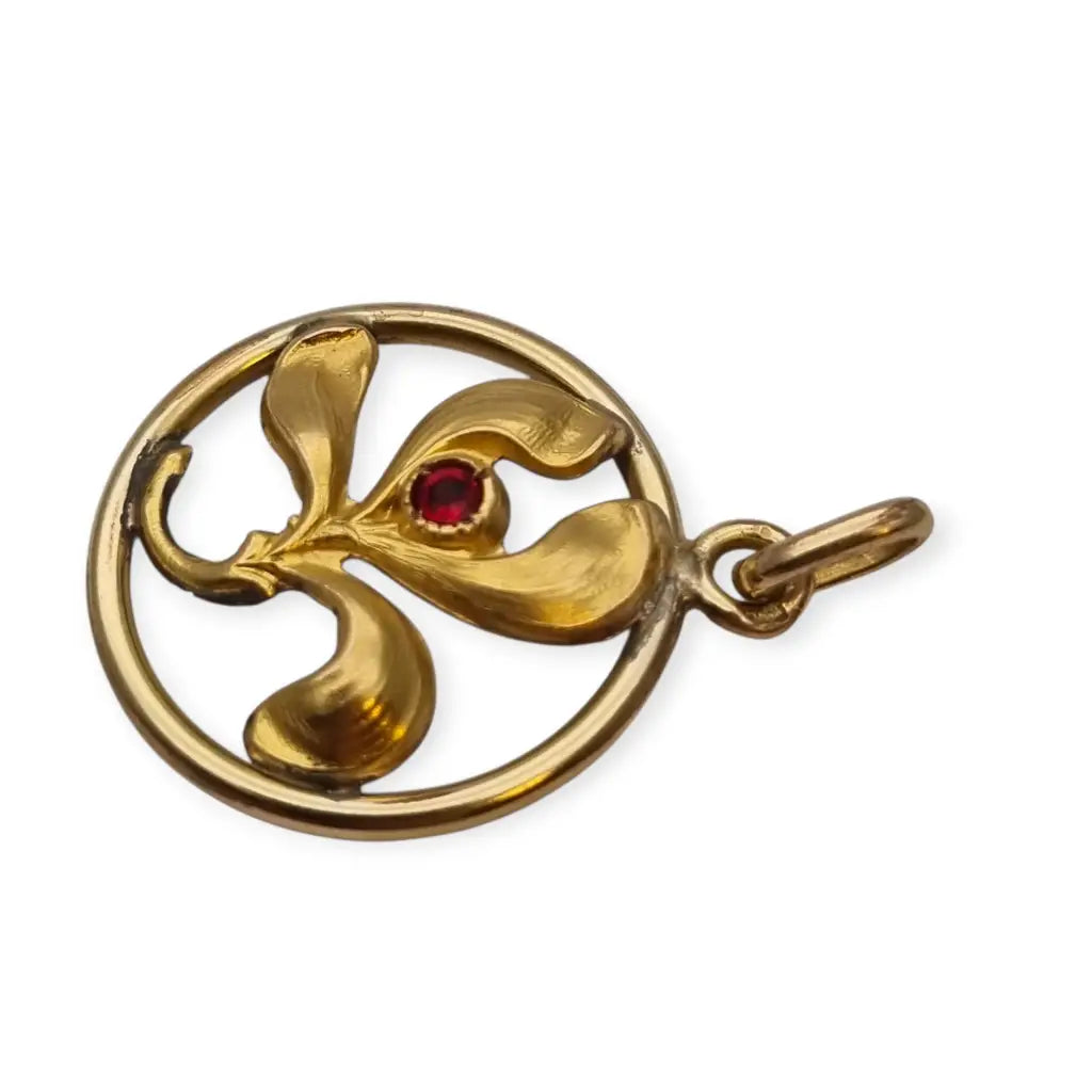 Colgante vintage art nouveau dorado con flor en círculo y piedra roja diseño