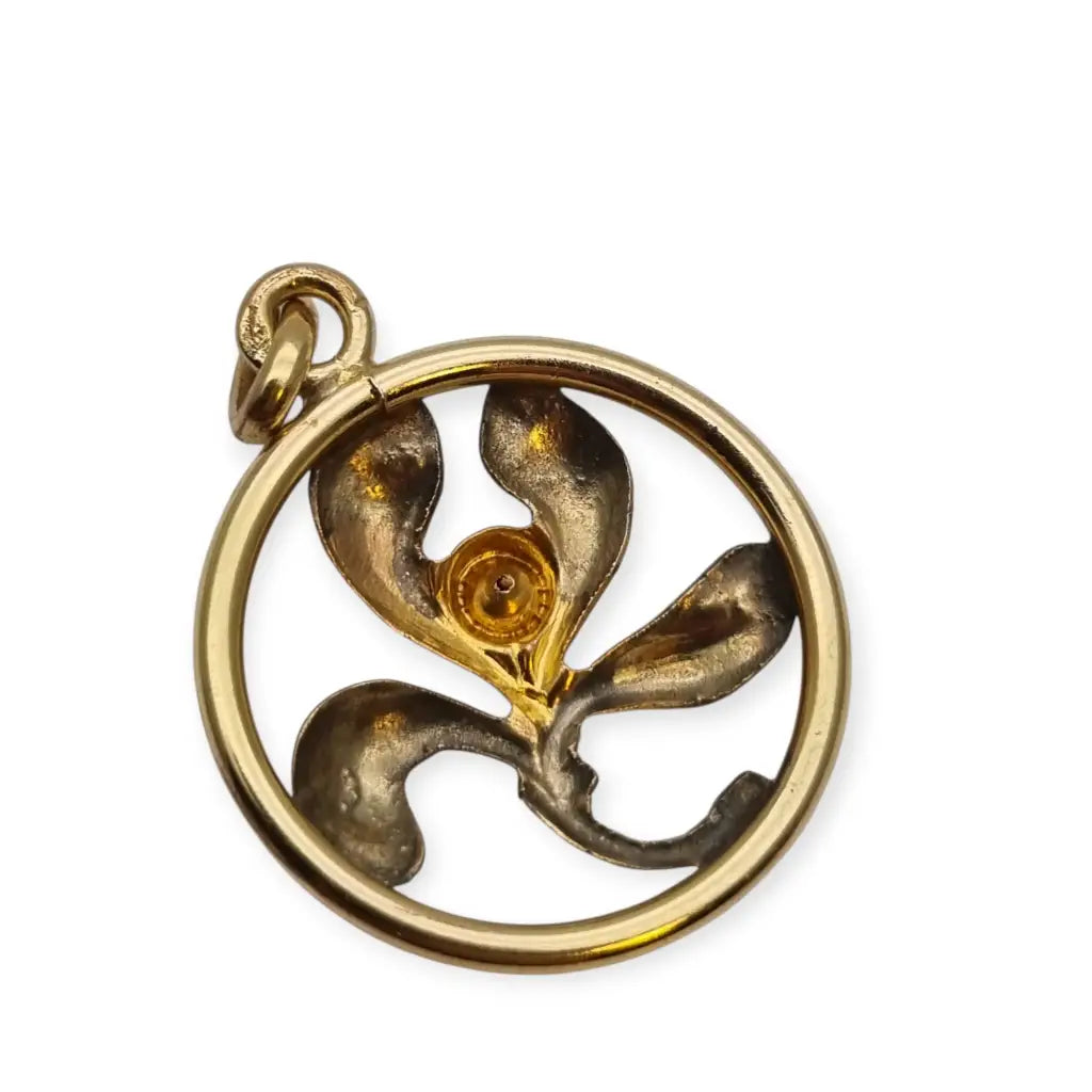 Colgante vintage art nouveau dorado con flor en círculo y piedra roja diseño