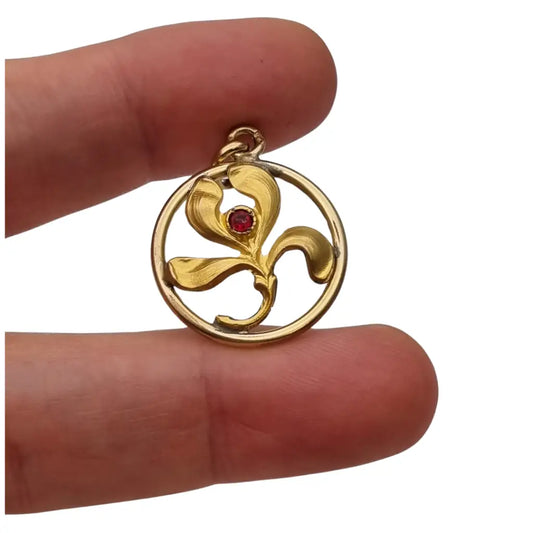 Colgante vintage Art Nouveau dorado con flor en círculo y piedra roja diseño