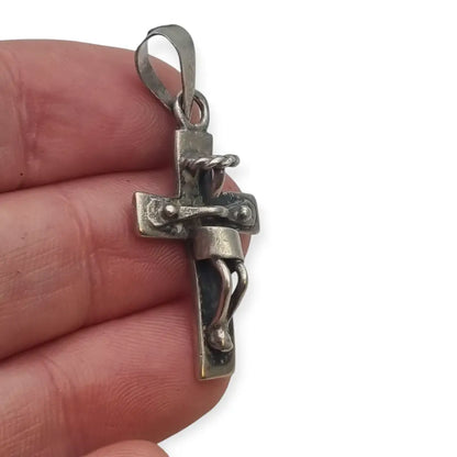 Colgante vintage de plata 925 crucifijo elaborado en México años 90.