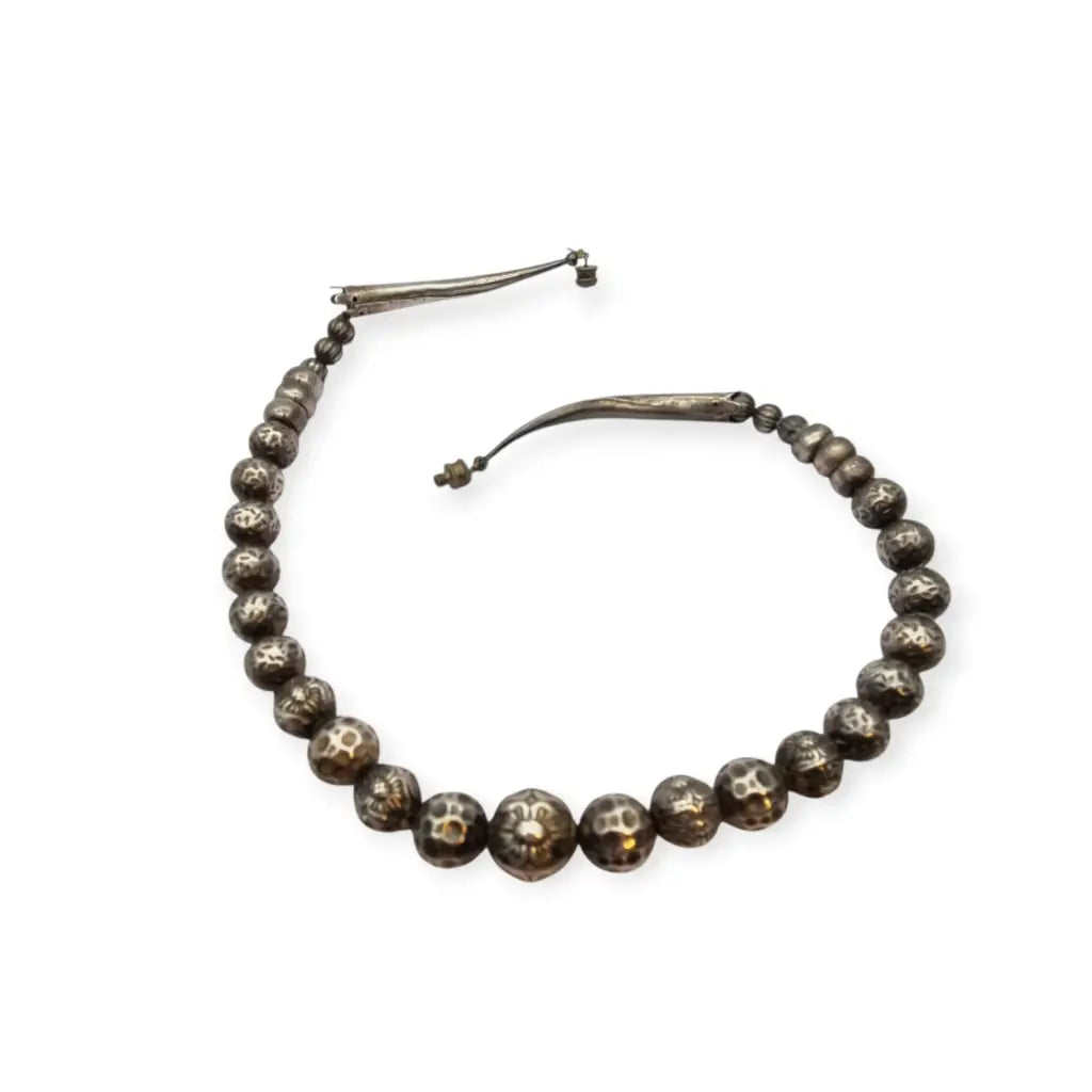 Collar de cuentas plata grabadas con diseño floral étnico joyería Boho