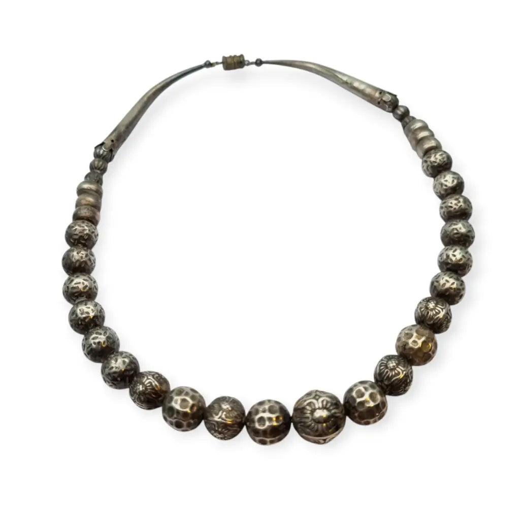 Collar de cuentas plata grabadas con diseño floral étnico joyería Boho