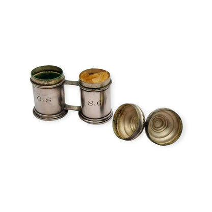 Crismera doble antigua litúrgica en metal tono plateado con cruces siglo XX