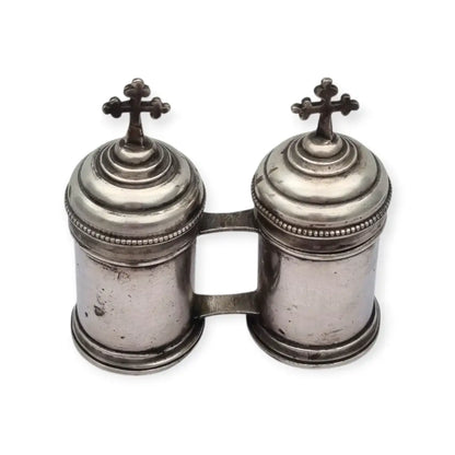 Crismera doble antigua litúrgica en metal tono plateado con cruces siglo XX