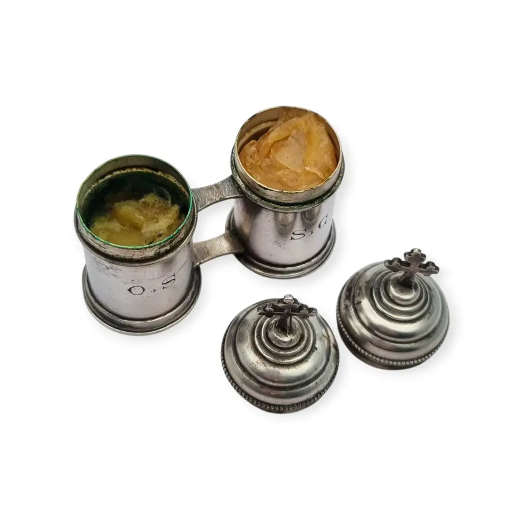 Crismera doble antigua litúrgica en metal tono plateado con cruces siglo XX