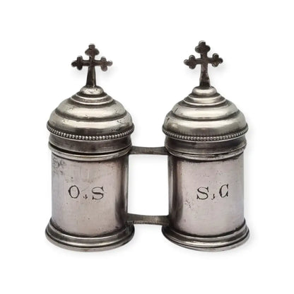 Crismera doble antigua litúrgica en metal tono plateado con cruces siglo XX