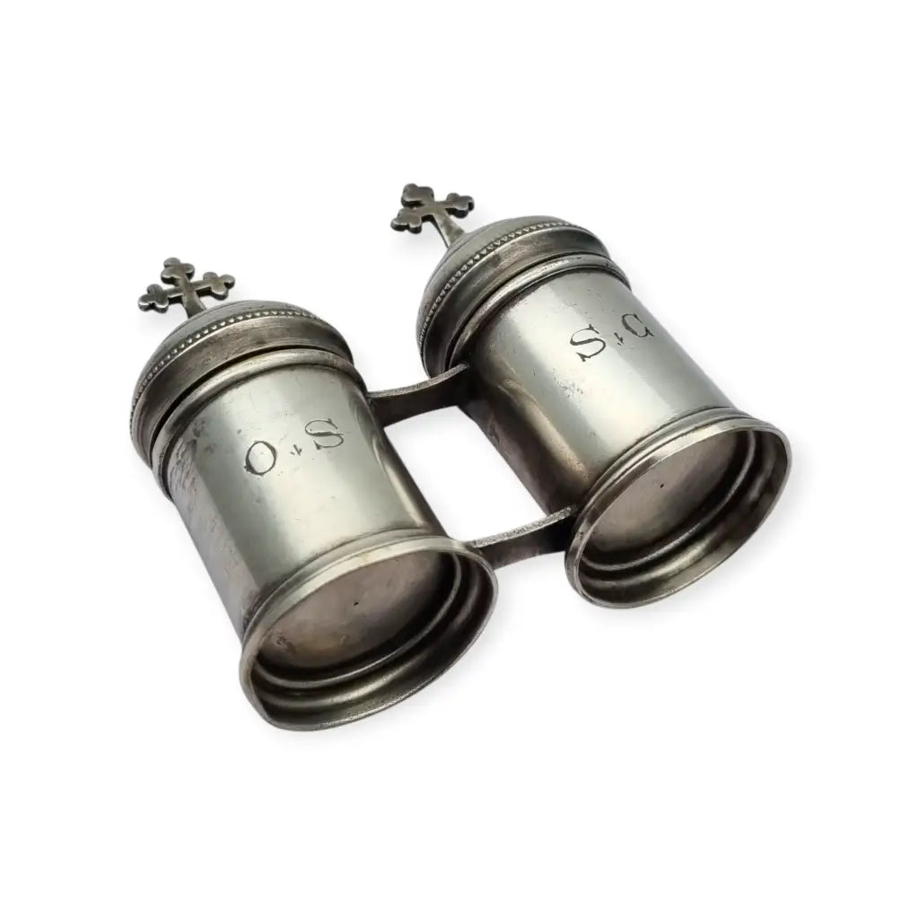 Crismera doble antigua litúrgica en metal tono plateado con cruces siglo XX