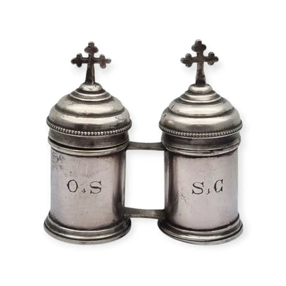 Crismera doble antigua litúrgica en metal tono plateado con cruces siglo XX