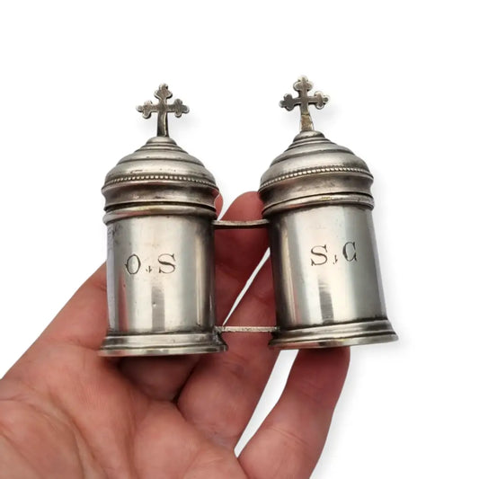 Crismera doble antigua litúrgica en metal tono plateado con cruces siglo XX