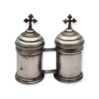 Crismera doble antigua litúrgica en metal tono plateado con cruces siglo XX