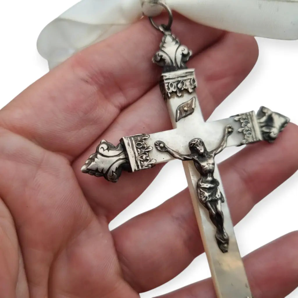 Crucifijo antiguo de nácar y plata cruz devocional con Cristo barroco lazo