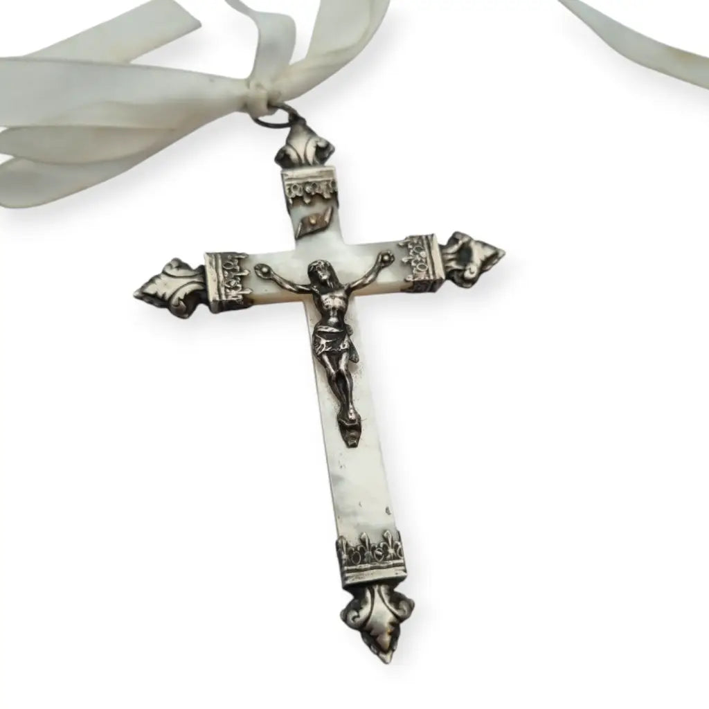 Crucifijo antiguo de nácar y plata cruz devocional con Cristo barroco lazo