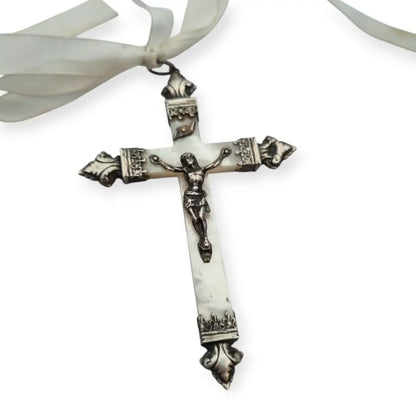 Crucifijo antiguo de nácar y plata cruz devocional con Cristo barroco lazo