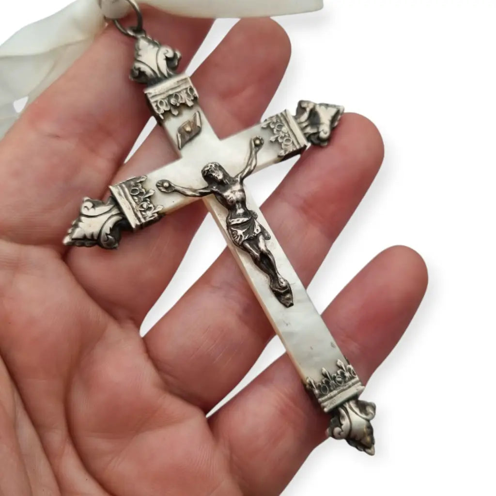 Crucifijo antiguo de nácar y plata cruz devocional con Cristo barroco lazo