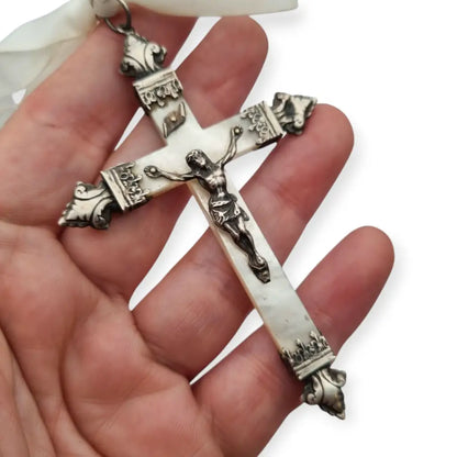 Crucifijo antiguo de nácar y plata cruz devocional con Cristo barroco lazo