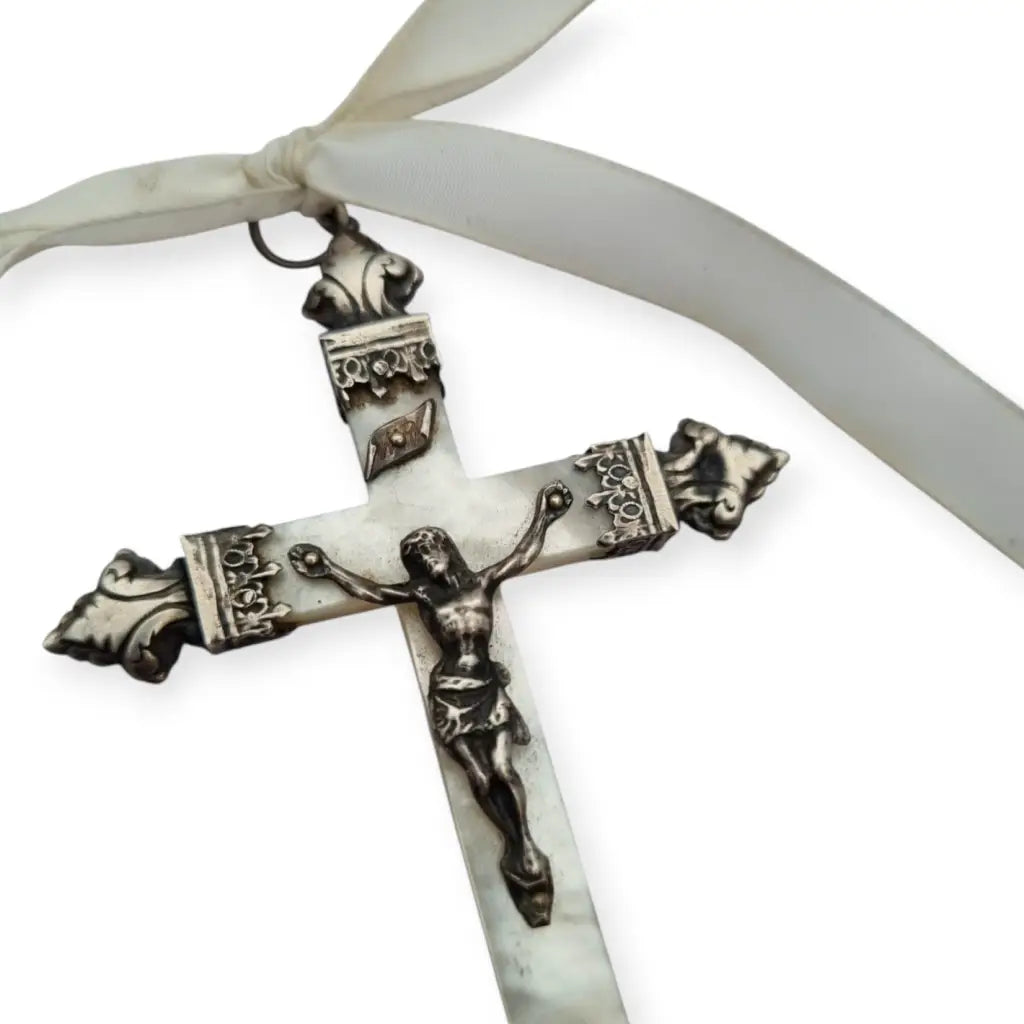Crucifijo antiguo de nácar y plata cruz devocional con Cristo barroco lazo