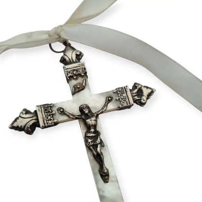 Crucifijo antiguo de nácar y plata cruz devocional con Cristo barroco lazo