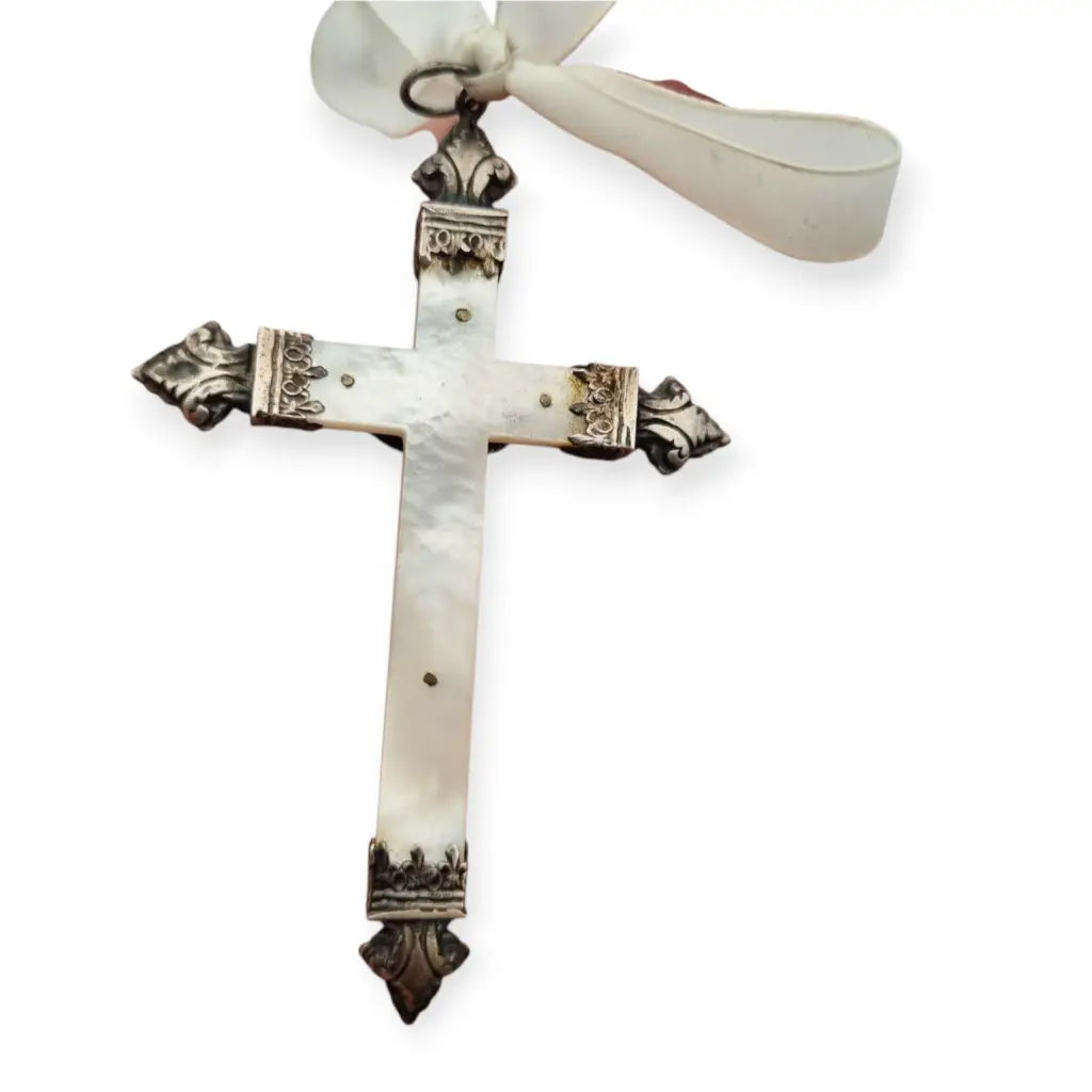 Crucifijo antiguo de nácar y plata cruz devocional con Cristo barroco lazo