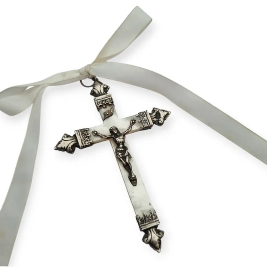 Crucifijo antiguo de nácar y plata cruz devocional con Cristo barroco lazo