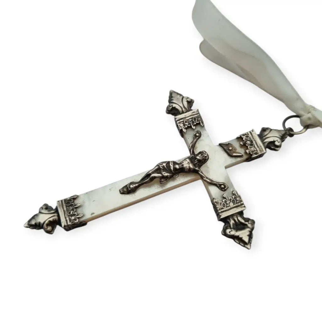 Crucifijo antiguo de nácar y plata cruz devocional con Cristo barroco lazo