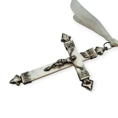 Crucifijo antiguo de nácar y plata cruz devocional con Cristo barroco lazo