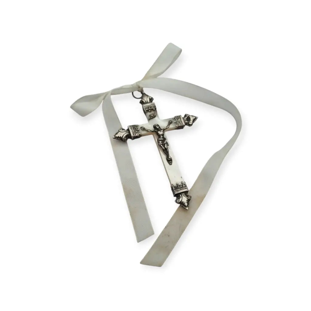 Crucifijo antiguo de nácar y plata cruz devocional con Cristo barroco lazo