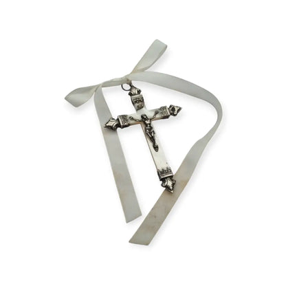 Crucifijo antiguo de nácar y plata cruz devocional con Cristo barroco lazo