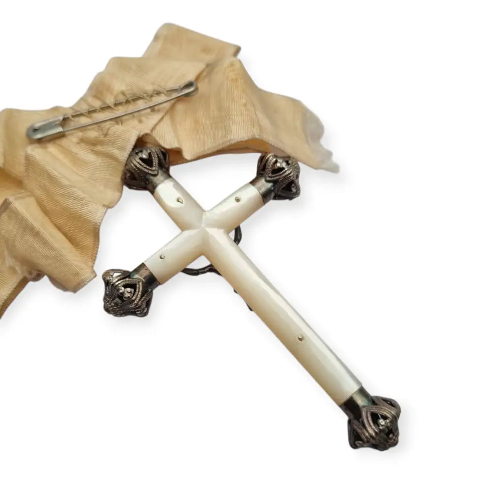 Crucifijo de nácar y plata con lazo original trabajo devocional circa.