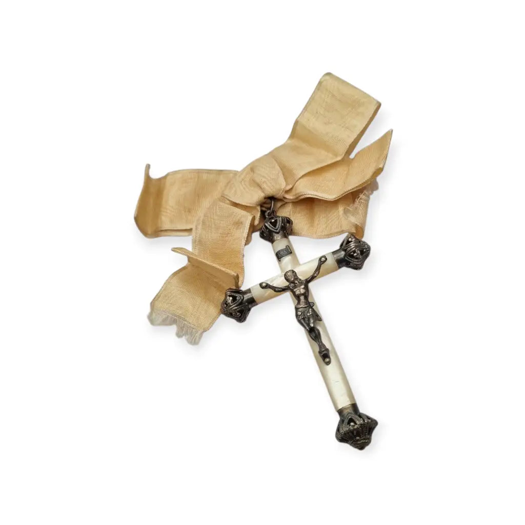 Crucifijo de nácar y plata con lazo original trabajo devocional circa.