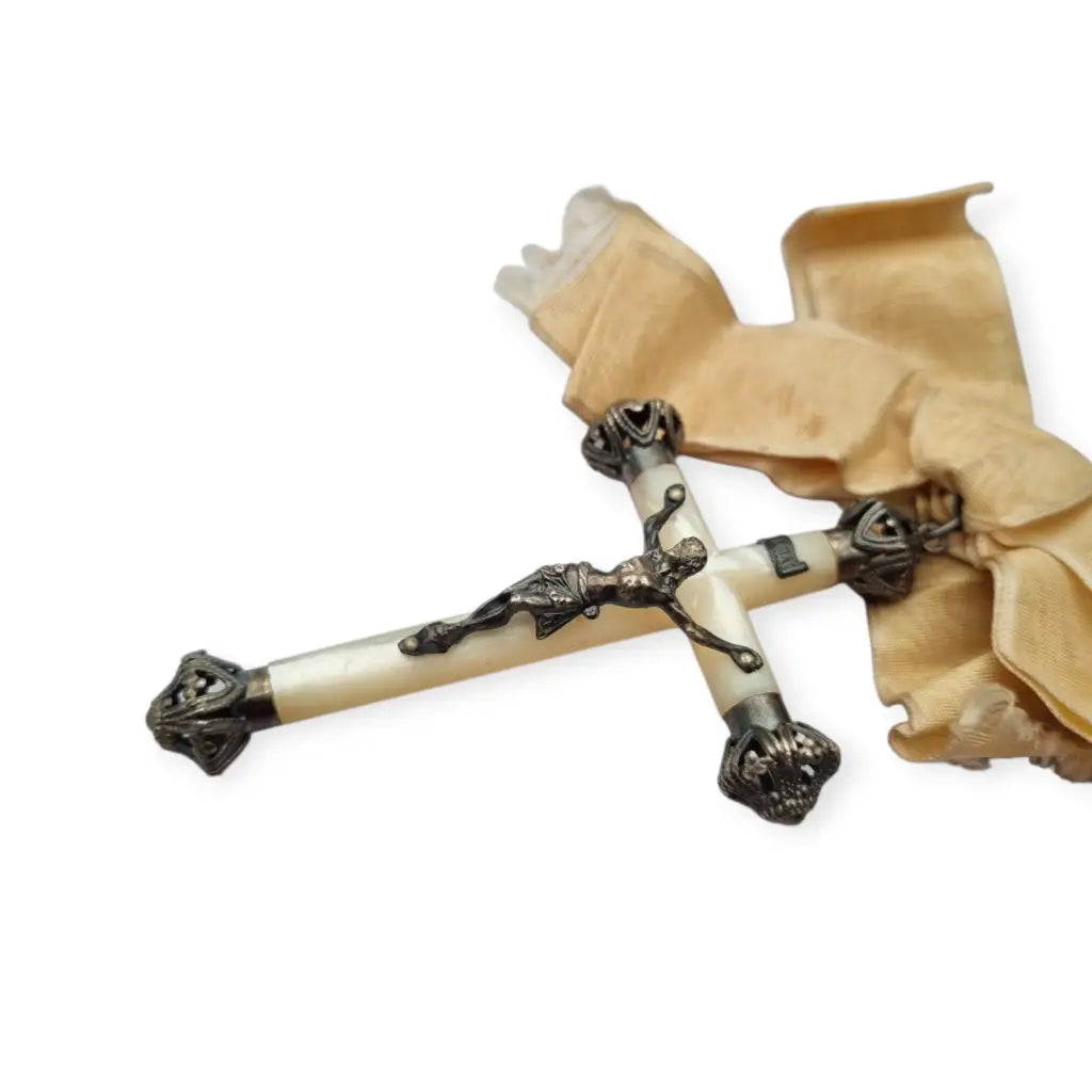 Crucifijo de nácar y plata con lazo original trabajo devocional circa.