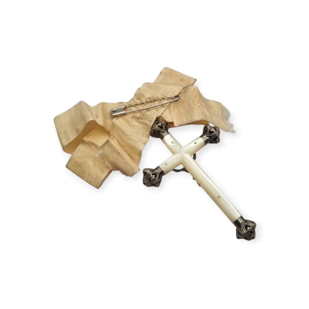 Crucifijo de nácar y plata con lazo original trabajo devocional circa.