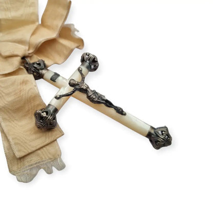 Crucifijo de nácar y plata con lazo original trabajo devocional circa.