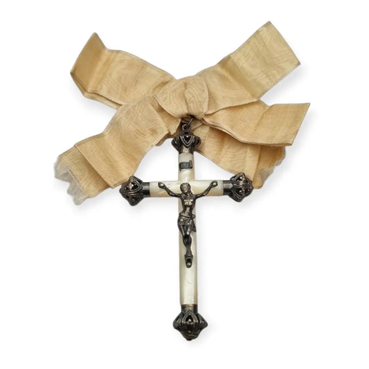 Crucifijo de nácar y plata con lazo original trabajo devocional circa.