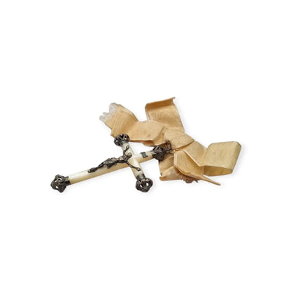 Crucifijo de nácar y plata con lazo original trabajo devocional circa.