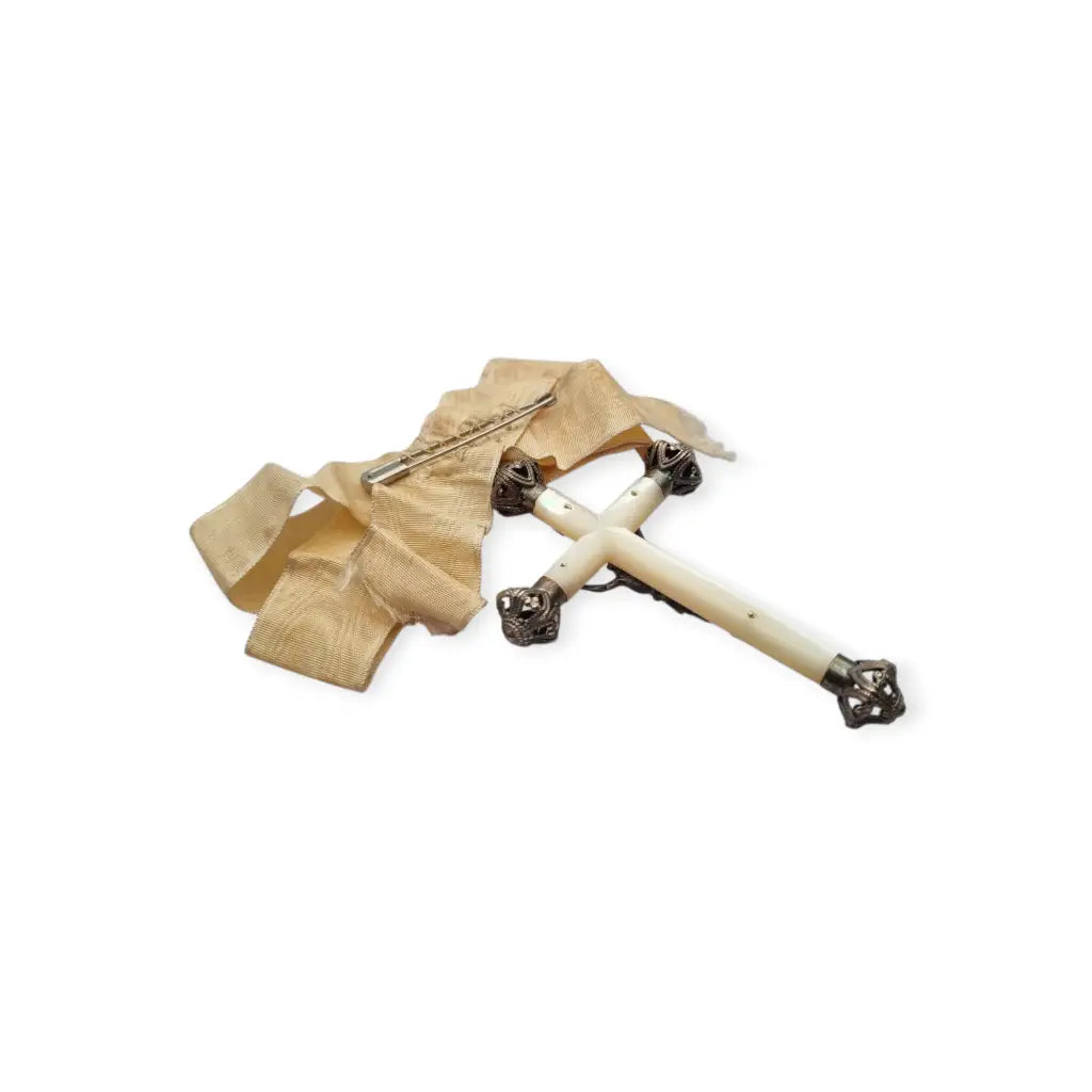 Crucifijo de nácar y plata con lazo original trabajo devocional circa.