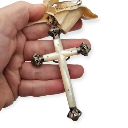 Crucifijo de nácar y plata con lazo original trabajo devocional circa.
