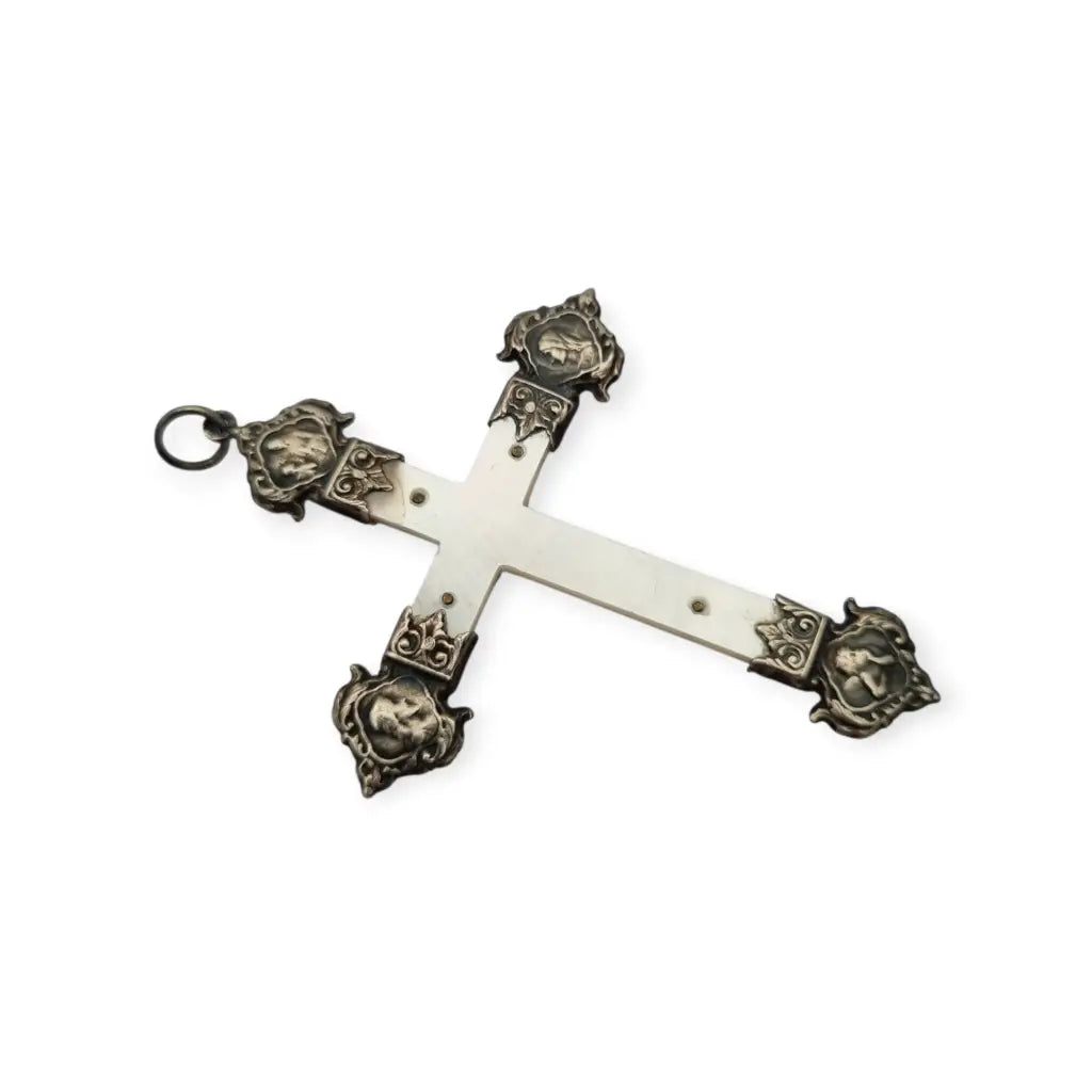 Cruz antigua de nácar y plata con Cristo acabados religiosos altamente