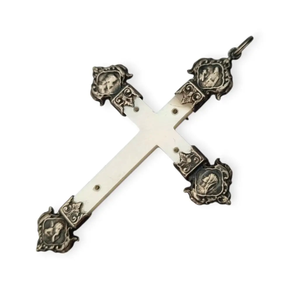 Cruz antigua de nácar y plata con Cristo acabados religiosos altamente