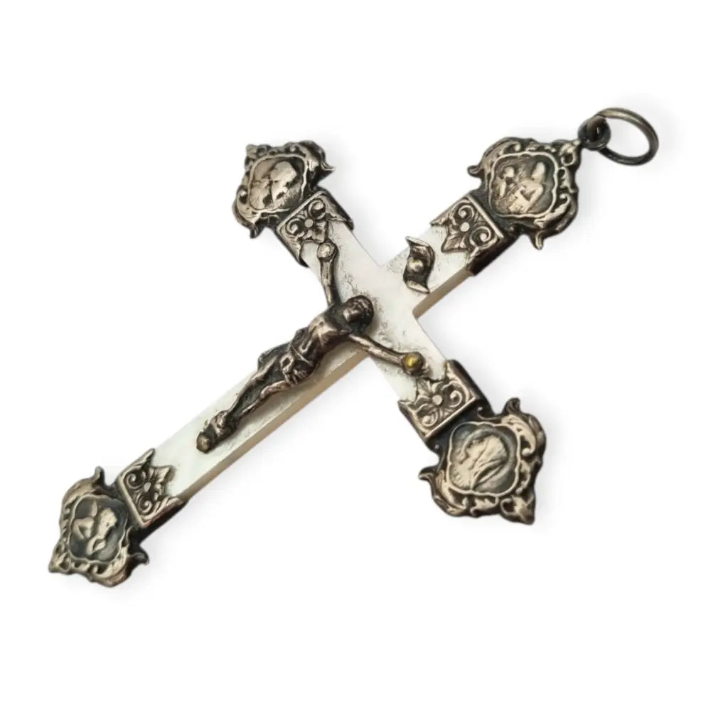 Cruz antigua de nácar y plata con Cristo acabados religiosos altamente