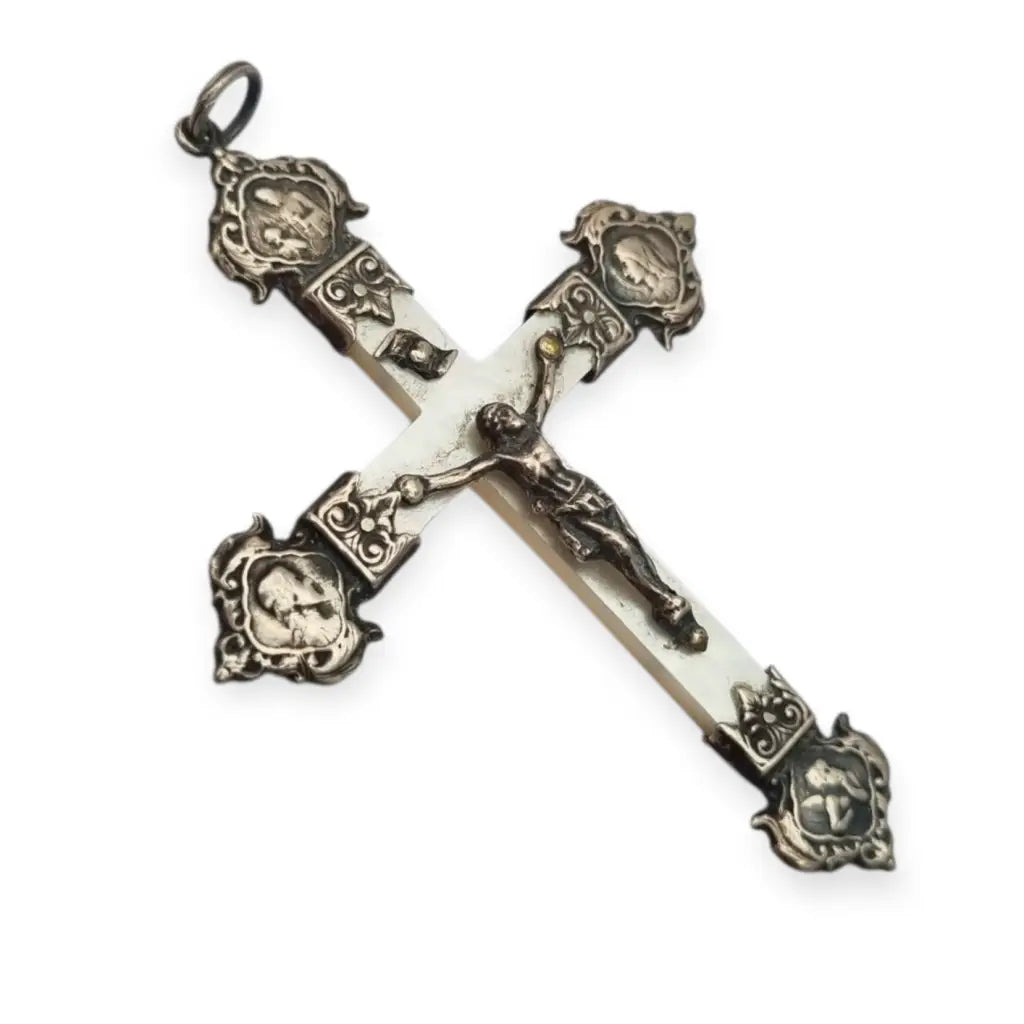 Cruz antigua de nácar y plata con Cristo acabados religiosos altamente