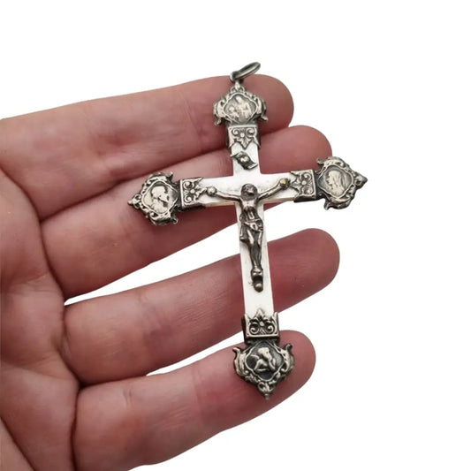 Cruz antigua de nácar y plata con Cristo acabados religiosos altamente