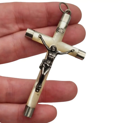 Cruz antigua de nácar y plata con Cristo ideal para devotos coleccionistas.