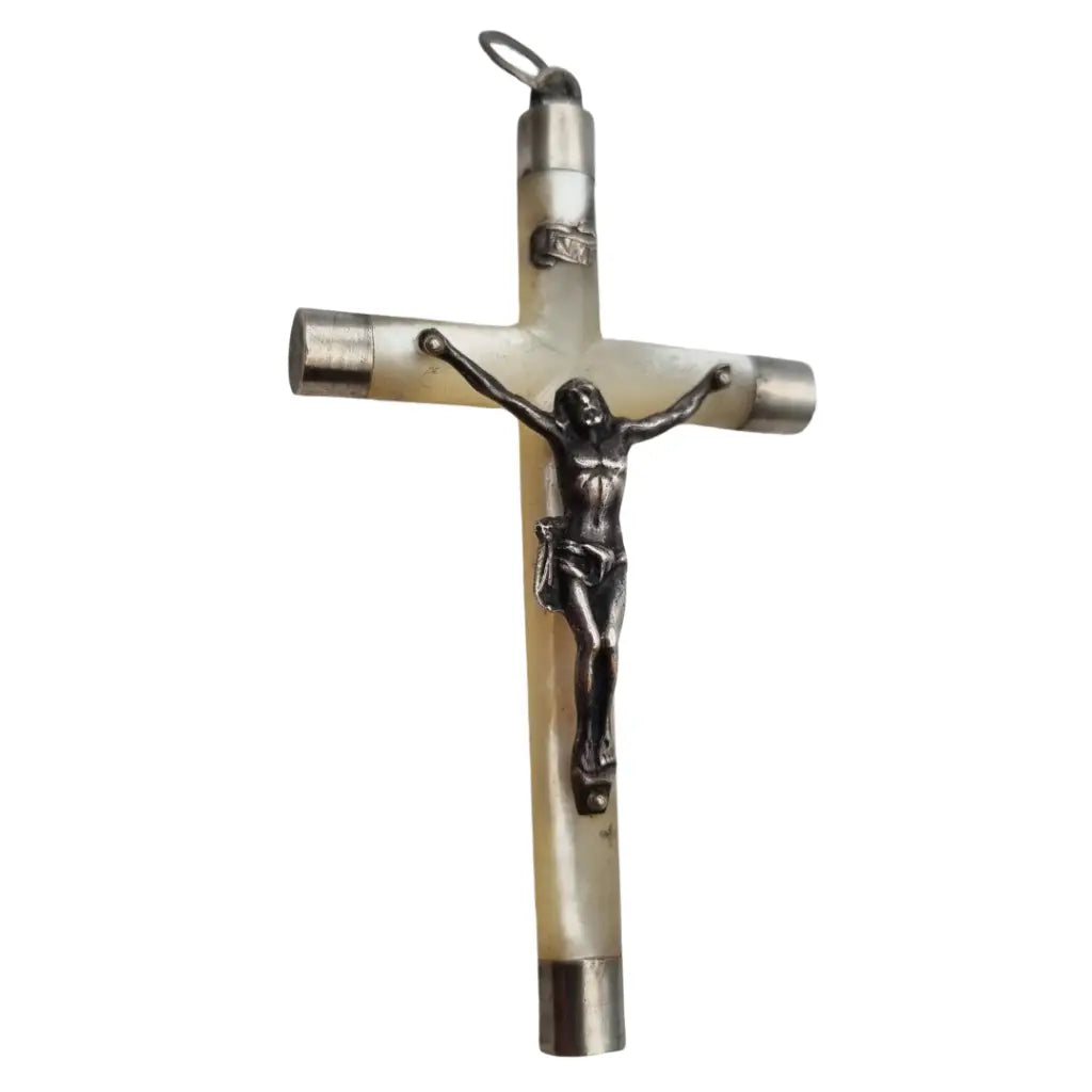 Cruz antigua de nácar y plata con Cristo ideal para devotos coleccionistas.