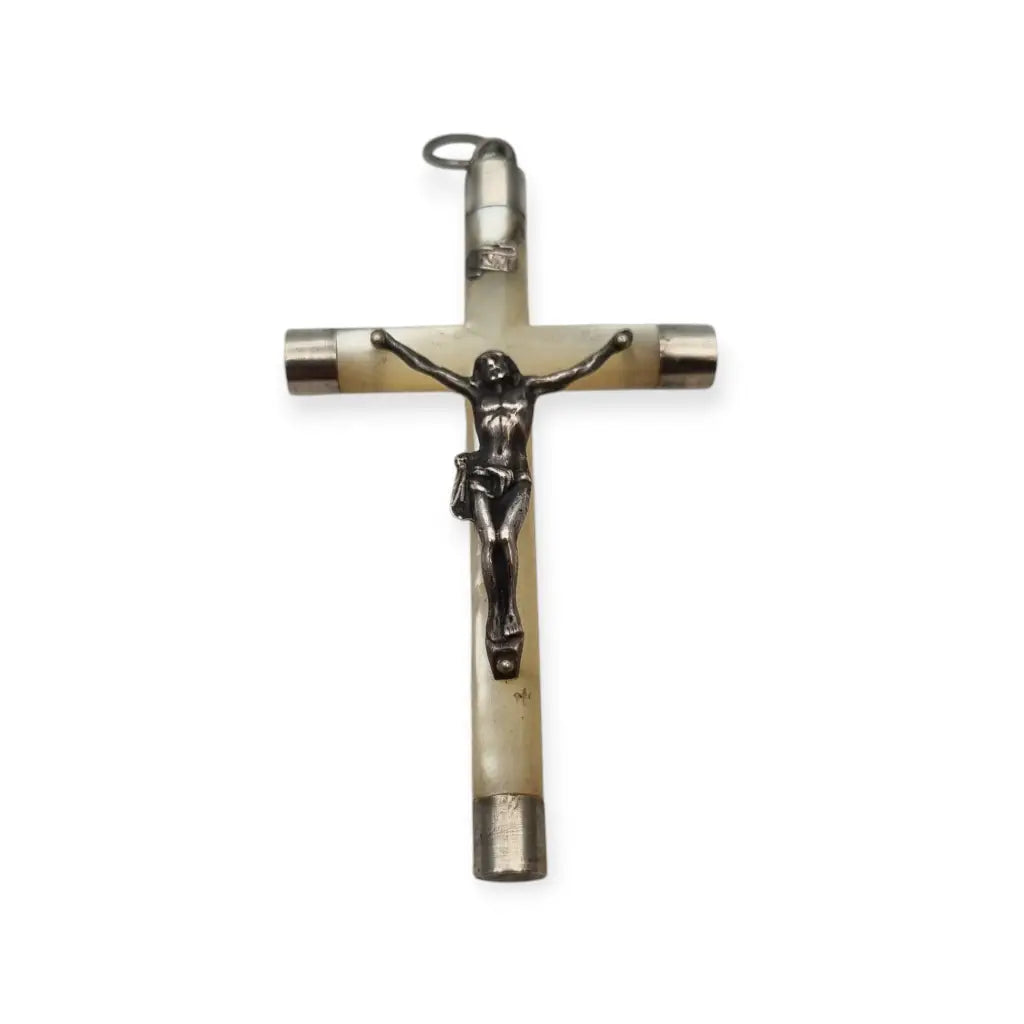 Cruz antigua de nácar y plata con Cristo ideal para devotos coleccionistas.