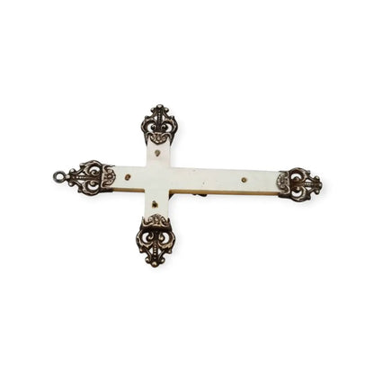 Cruz devocional en nácar y plata – colgante con Cristo relieve remates