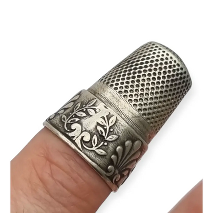 Dedal antiguo de plata repujada decoración vegetal en relieve costura