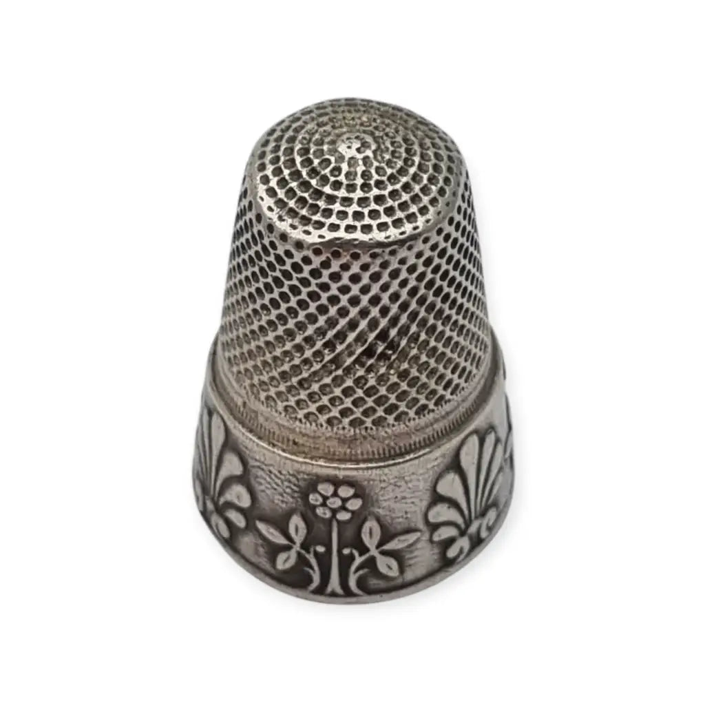 Dedal antiguo de plata repujada decoración vegetal en relieve costura