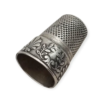 Dedal antiguo de plata repujada decoración vegetal en relieve costura