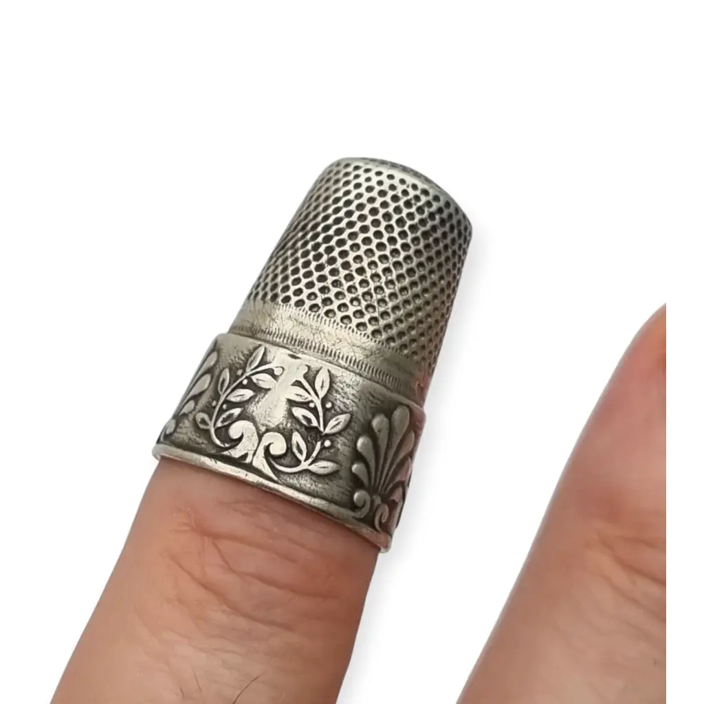 Dedal antiguo de plata repujada decoración vegetal en relieve costura