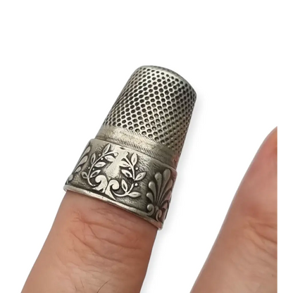Dedal antiguo de plata repujada decoración vegetal en relieve costura